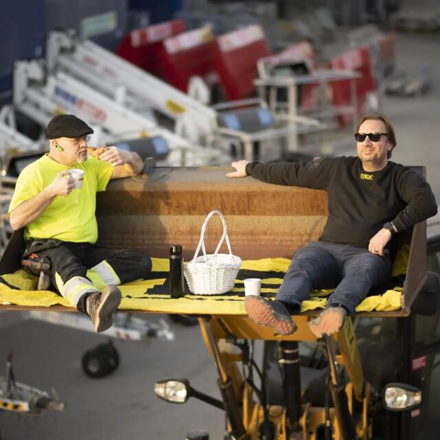 två sittande arbetare som tar fikapaus